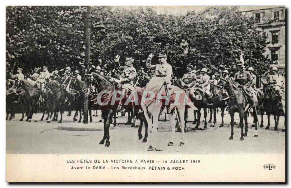 CPA Militaria Paris Fetes de la Victoire 14 juillet 1919 Avant le defile Les marechaux Petain et Foch 
