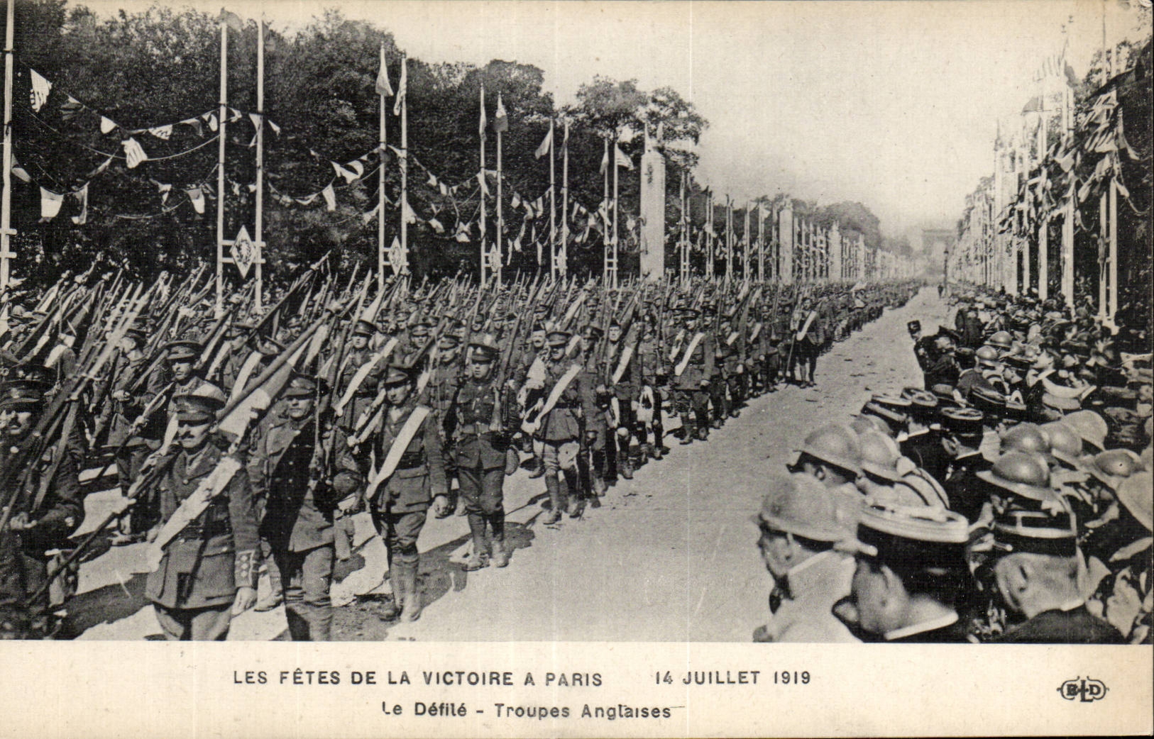 CPA Militaria Paris Fetes de la Victoire 14 juillet 1919 Le defile Les troupes anglaises Arc de Triomphe