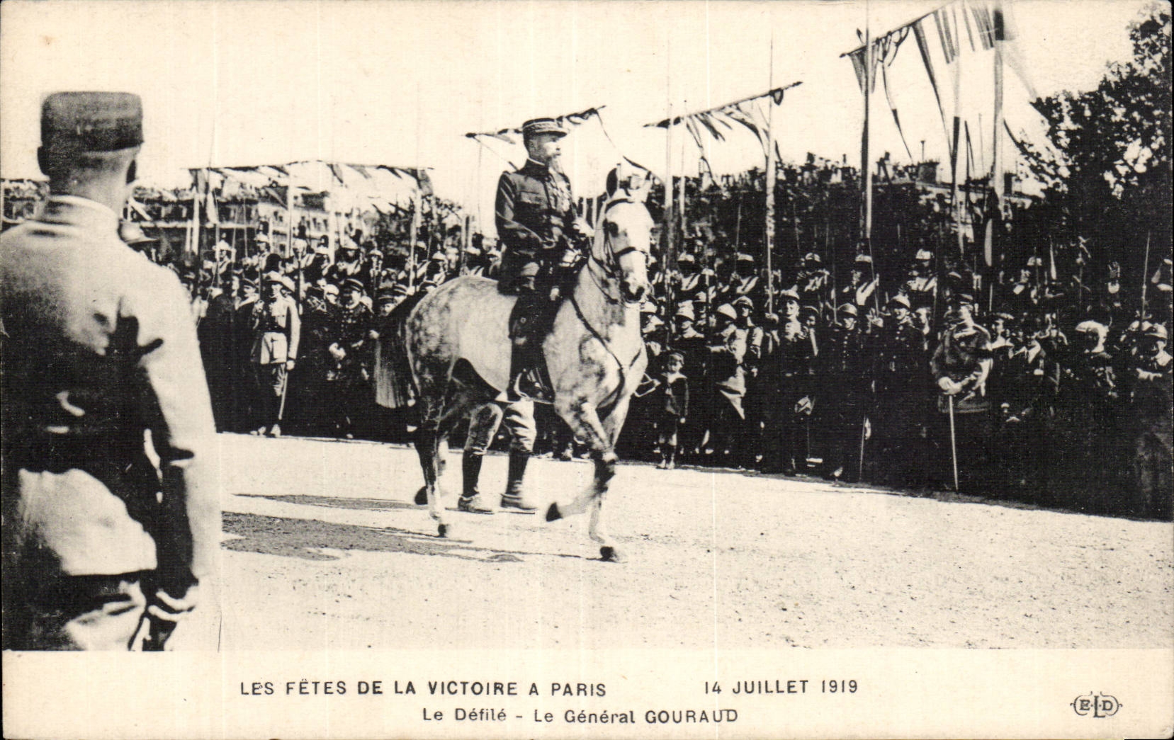 CPA Militaria Paris Fetes de la Victoire 14 juillet 1919 Le defile Le general Gouraud Arc de Triomphe