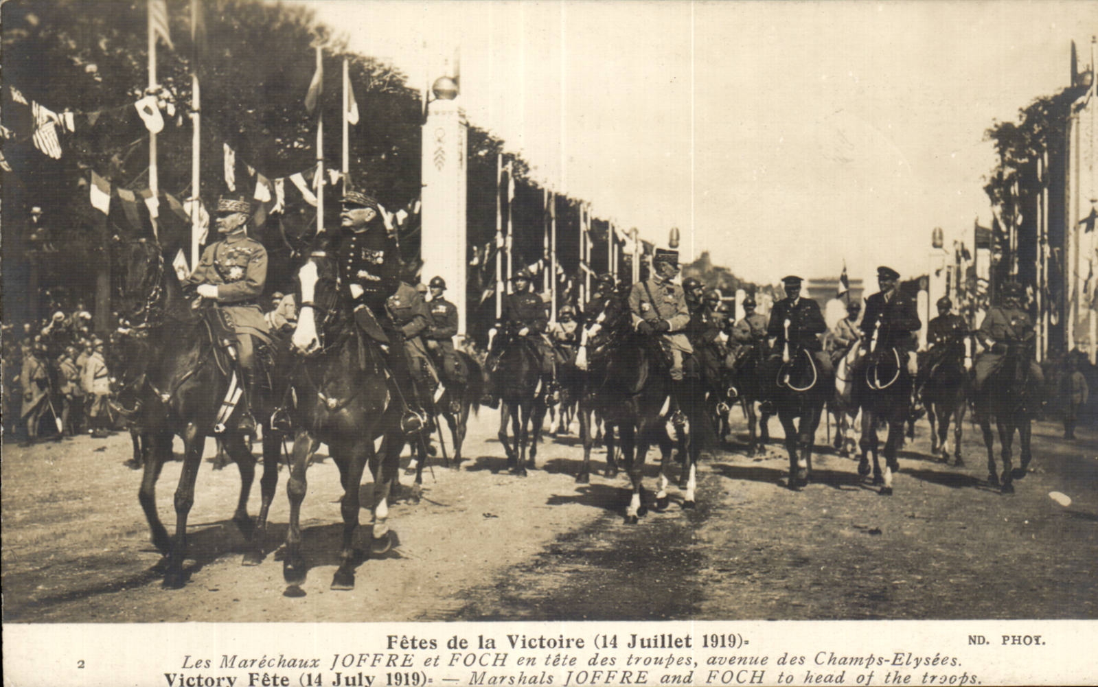 CPA Militaria Paris Fetes de la Victoire 14 juillet 1919 Le defile Les marechaux Joffre et Foch Arc de Triomphe