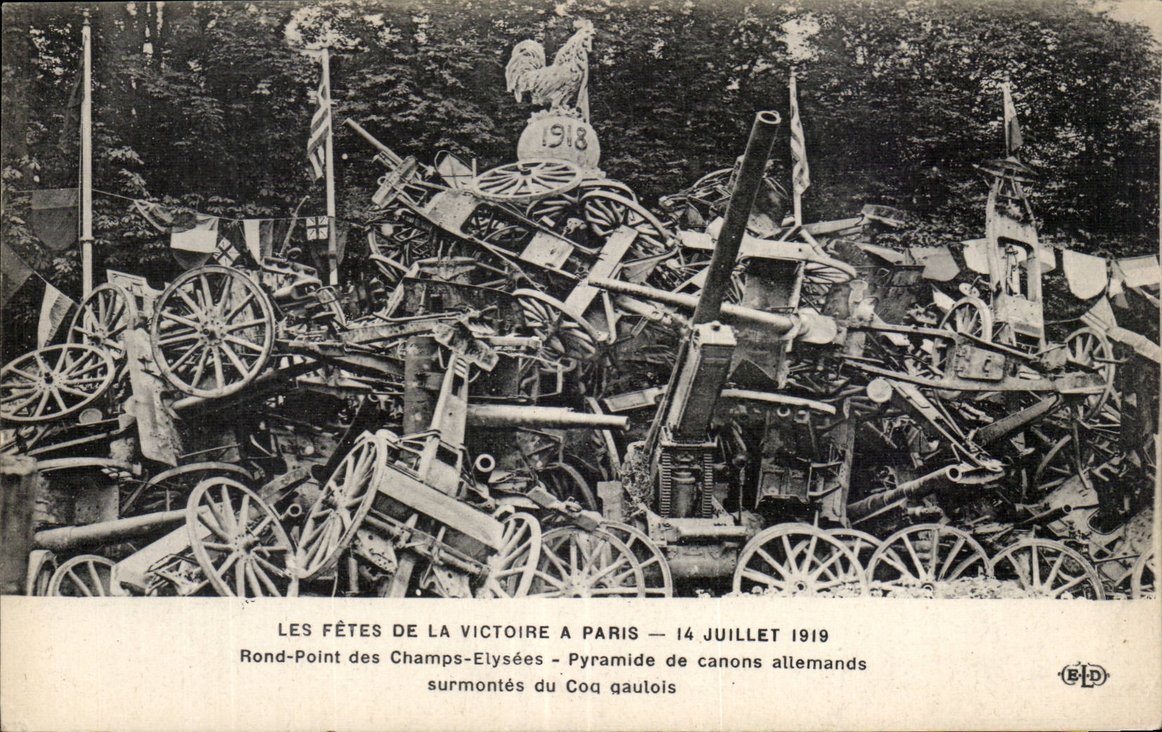 CPA Militaria Paris 14 juillet 1919 Rond point des Champs elysees Pyramide des canons allemands surmontes du coq gaulois