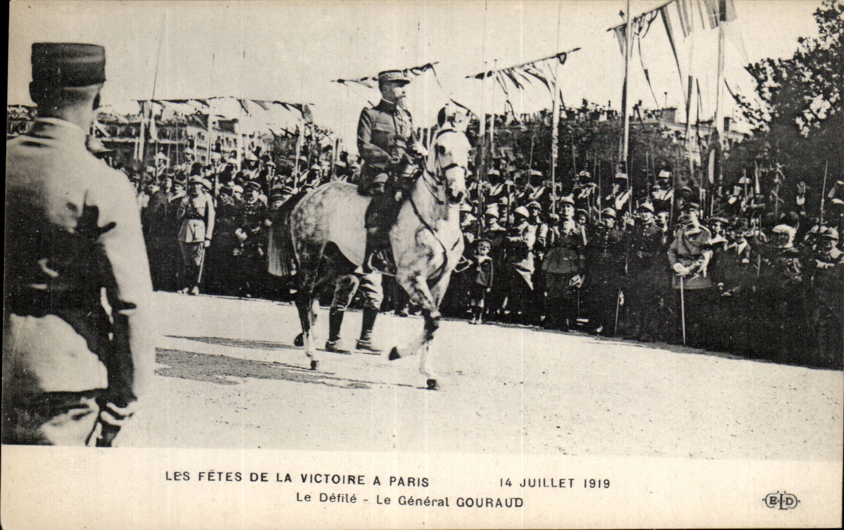 CPA Militaria Paris 14 juillet 1919 Le defile Le general Gouraud