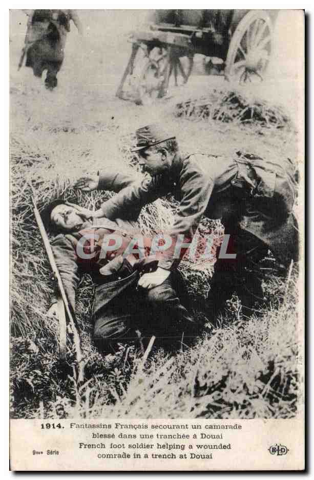 Französische Infanteristen, die einen verwundeten Kameraden in einem Graben bei Douai helfen — 1914, Serie Gave, Verlag BPD