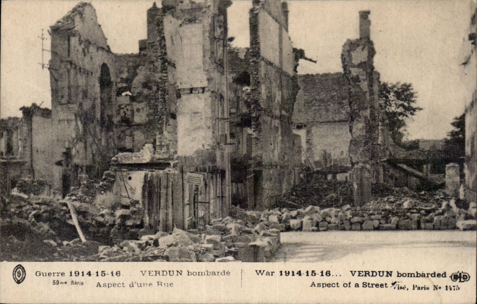 CPA Militaria Verdun bombarde Aspect d une rue 