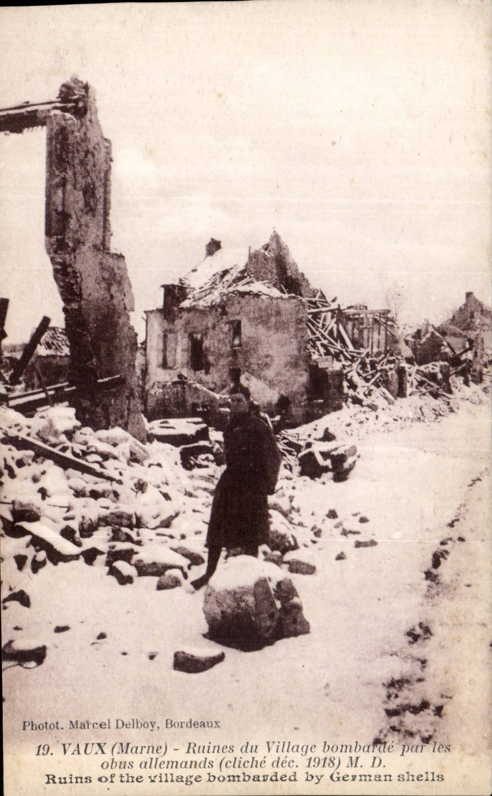 CPA Militaria Vaux Ruines du village bombarde par les obus allemands 