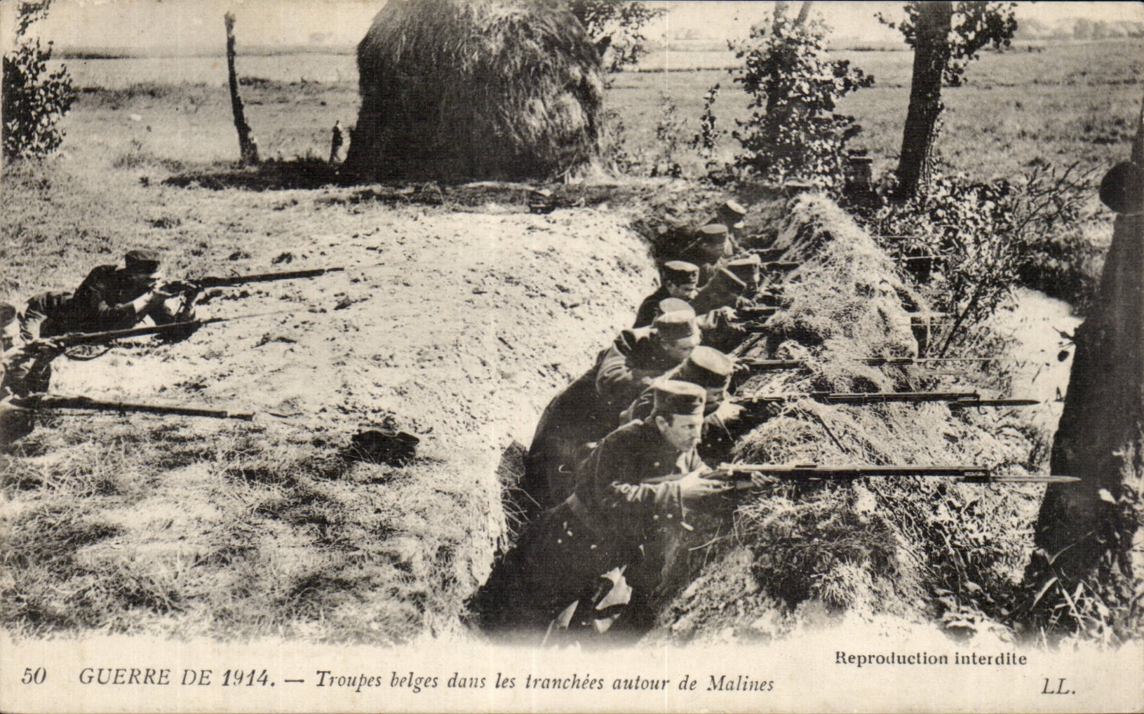 CPA Militaria Guerre de 1914 Troupes belges dans les tranchees autour de Malines 