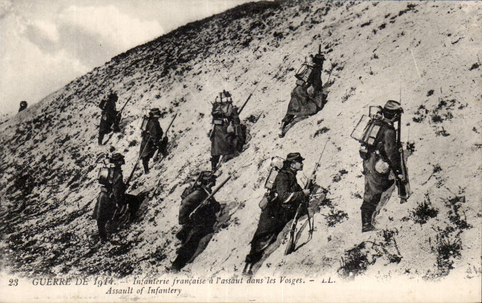 CPA Militaria Guerre de 1914 Infanterie francaise a l assaut dans les Vosges 