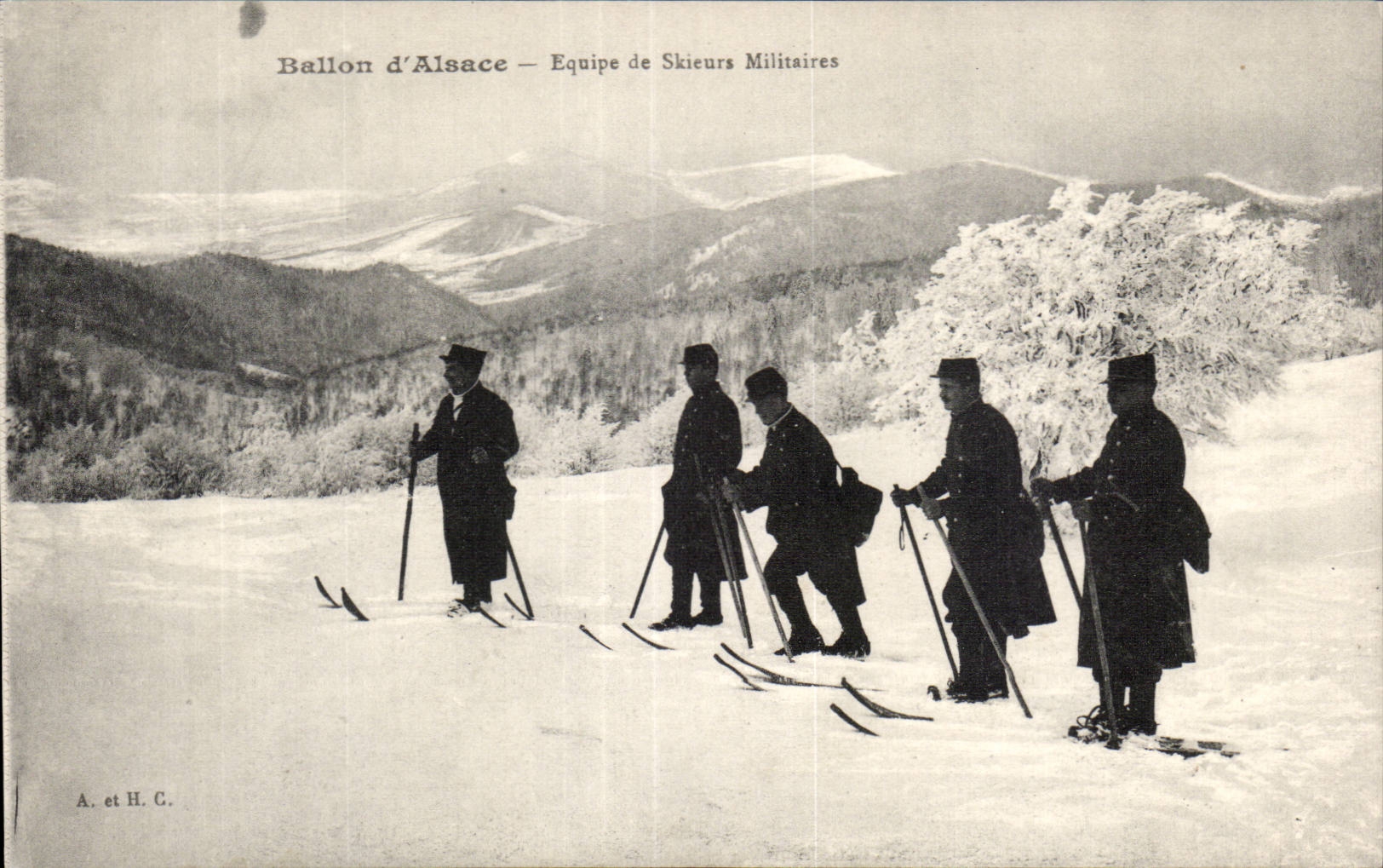 CPA Militaria Guerre de 1914 Ballon d Alsace Equipe de skieurs militaires