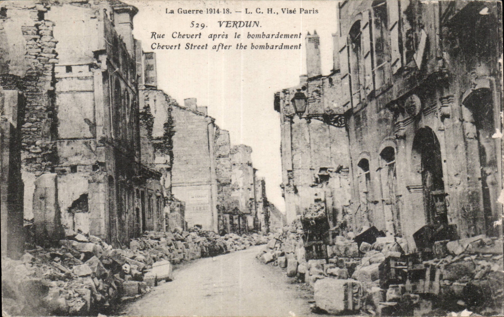 CPA Militaria Guerre de 1914 Verdun Rue Chevert apres le bombardement 