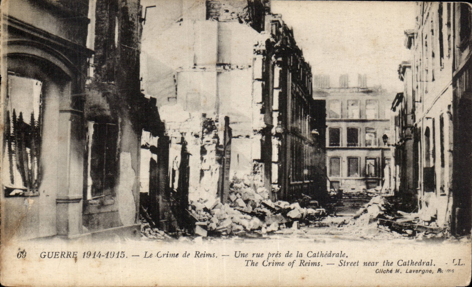 CPA Militaria Reims Le crime Une rue pres de la cathedrale 