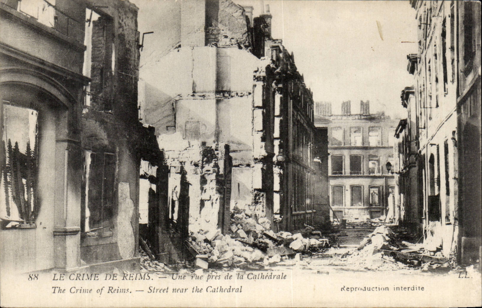 CPA Militaria Le crime de Reims Une rue pres de la cathedrale 