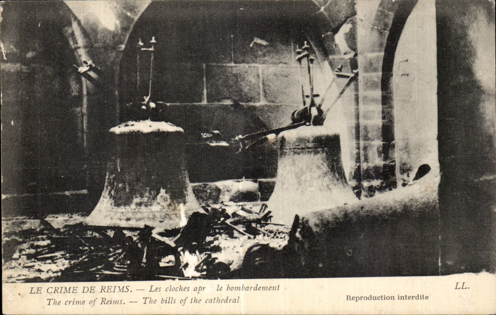 CPA Militaria Le crime de Reims Les cloches apres le bombardement 