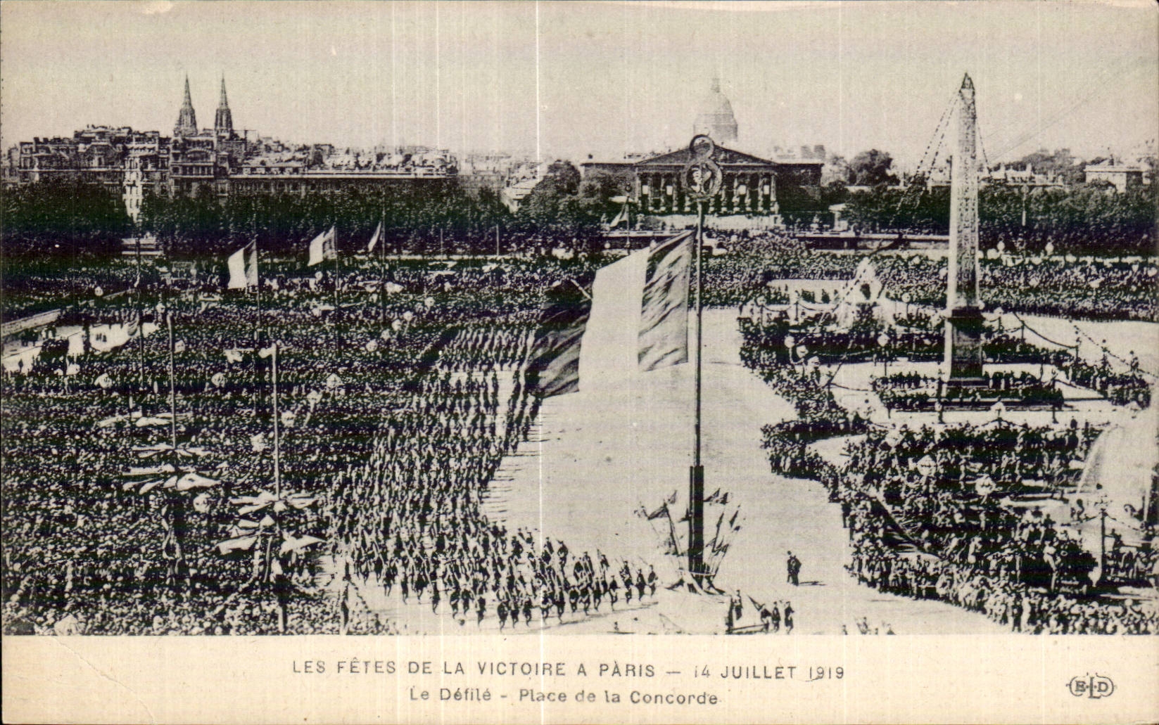 CPA Militaria Les fetes de la victoire 14 juillet 1919 Le defile Place de la Victoire 