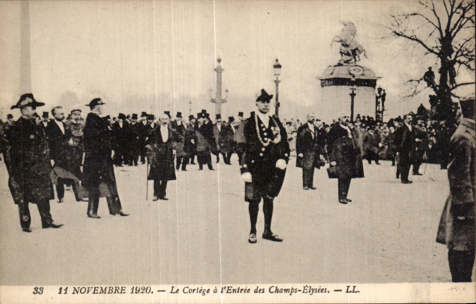CPA Militaria Paris 11 novembre 1920 Le cortege a l entree des Champs Elysees