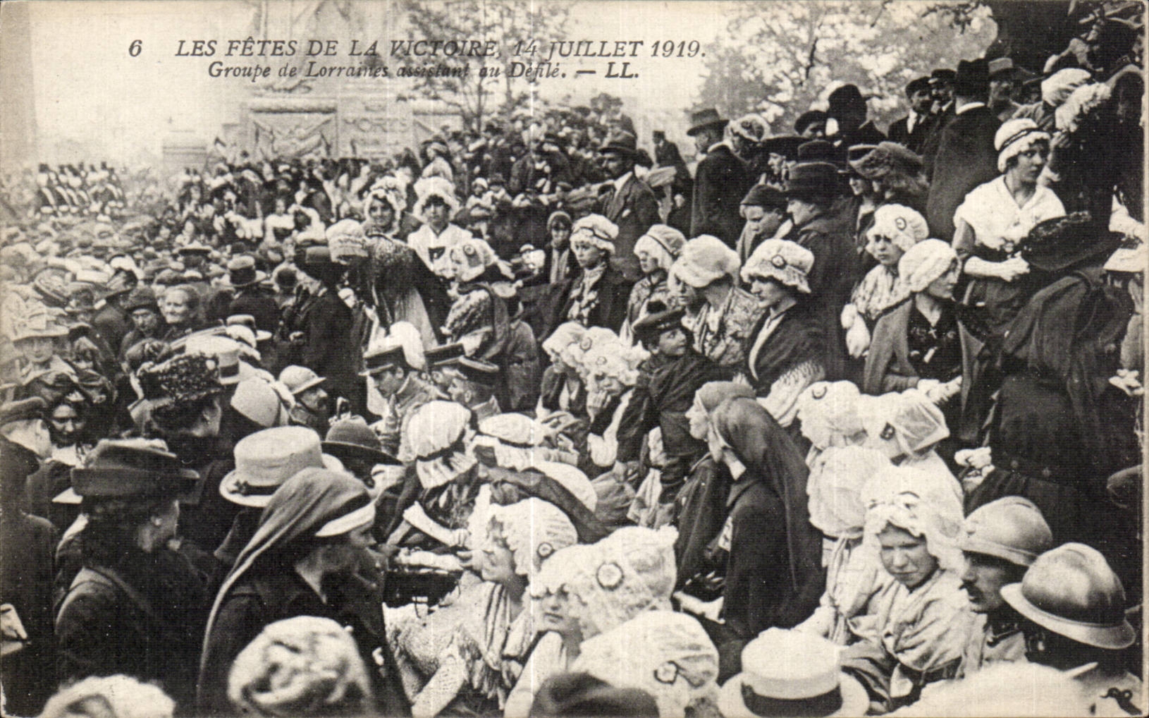 Les Fêtes de la Victoire, 14 juillet 1919 — Groupe de Lorraines assistent au Défilé. — LL.