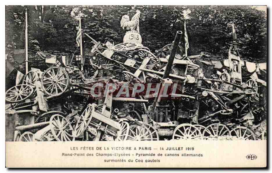 CPA Militaria Paris Fetes de la victoire 14 juillet 1919 Rond point des Champs elysees Pyramide de canons allemands 