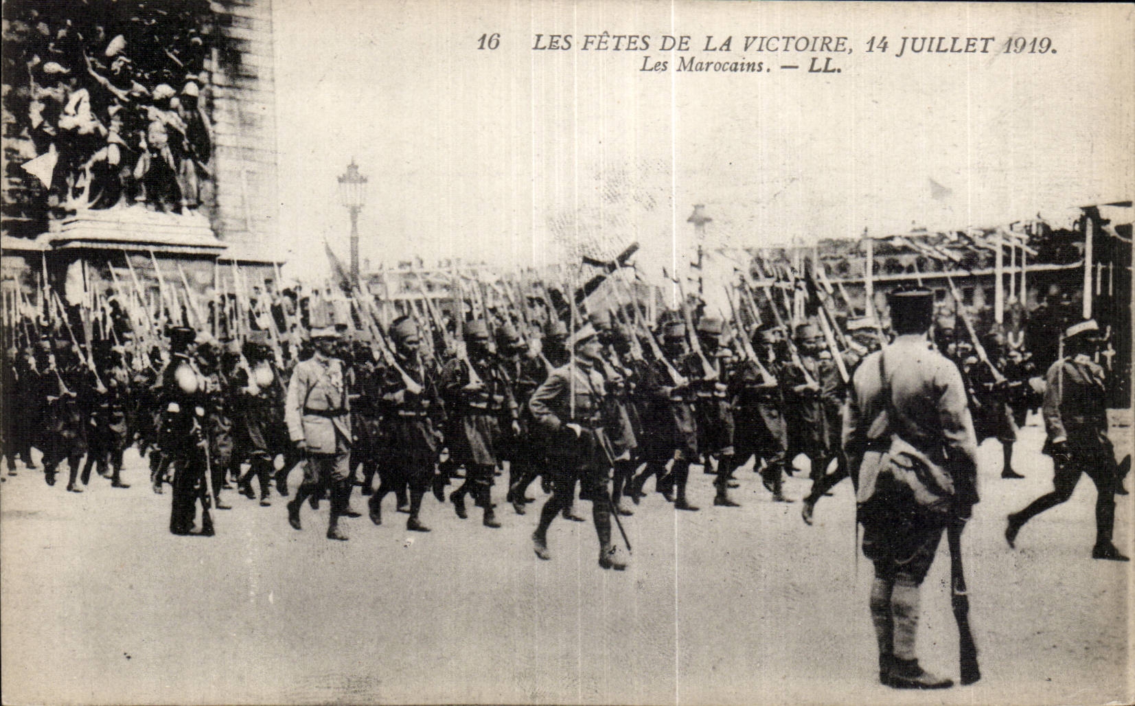 CPA Militaria Paris Fetes de la victoire 14 juillet 1919 Les Marocains 