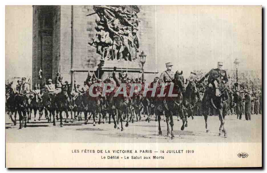 CPA Militaria Paris Fetes de la victoire 14 juillet 1919 Arc de Triomphe Le defile Le salut aux morts