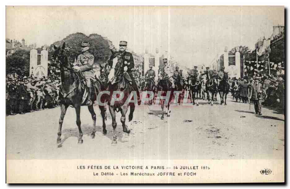 CPA Militaria Paris Fetes de la victoire 14 juillet 1919 Le defile Les Marechaux Joffre et Foch 