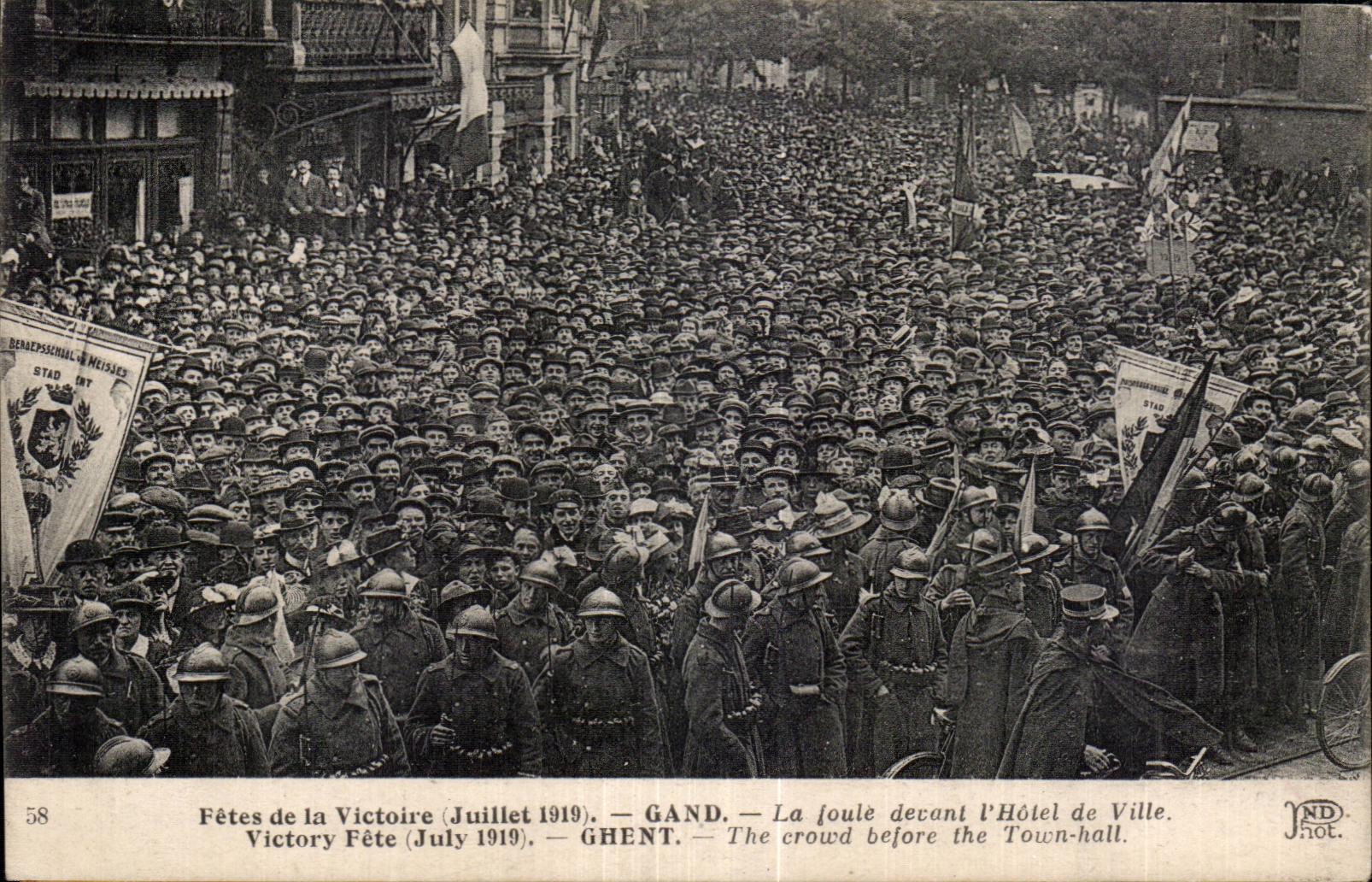 CPA Militaria Gand La foule devant l hotel de ville 