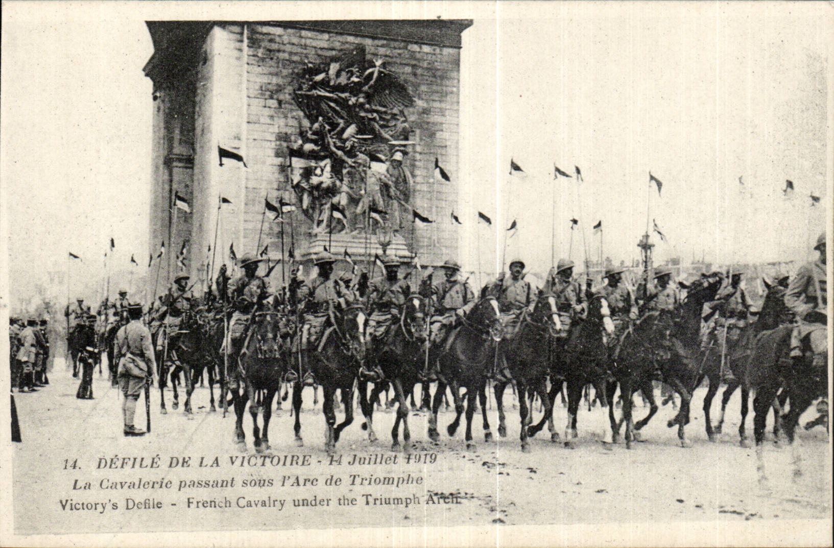 CPA Militaria Defile de la victoire Paris 14 juillet 1919 La cavalerie passant sous l arc de triomphe 