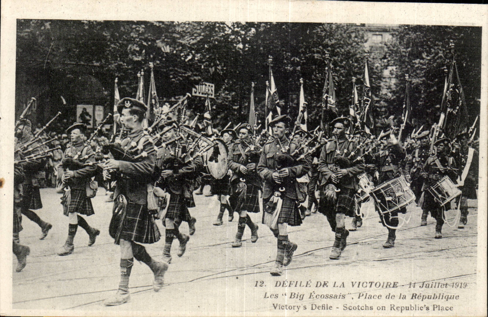CPA Militaria Defile de la victoire Paris 14 juillet 1919 Les Big Ecossais Place de la Republique 