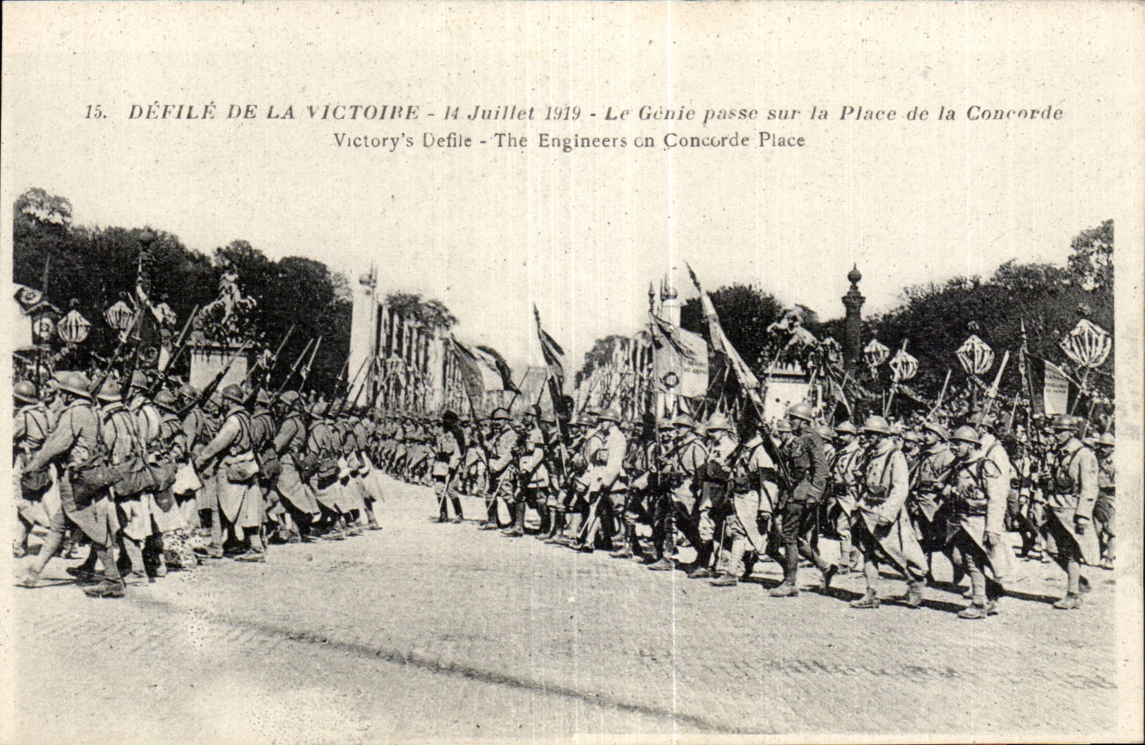 CPA Militaria Defile de la victoire Paris 14 juillet 1919 Le genie passe sur la place de la Concorde