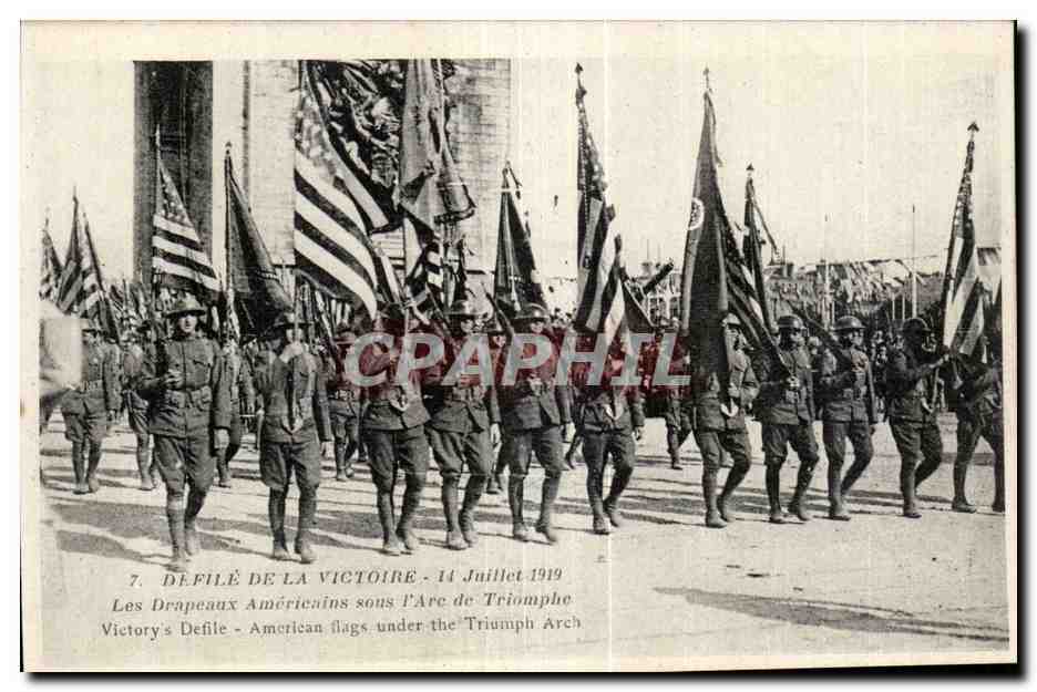 CPA Militaria Defile de la victoire Paris 14 juillet 1919 Arc de Triomphe Les drapeaux americains 