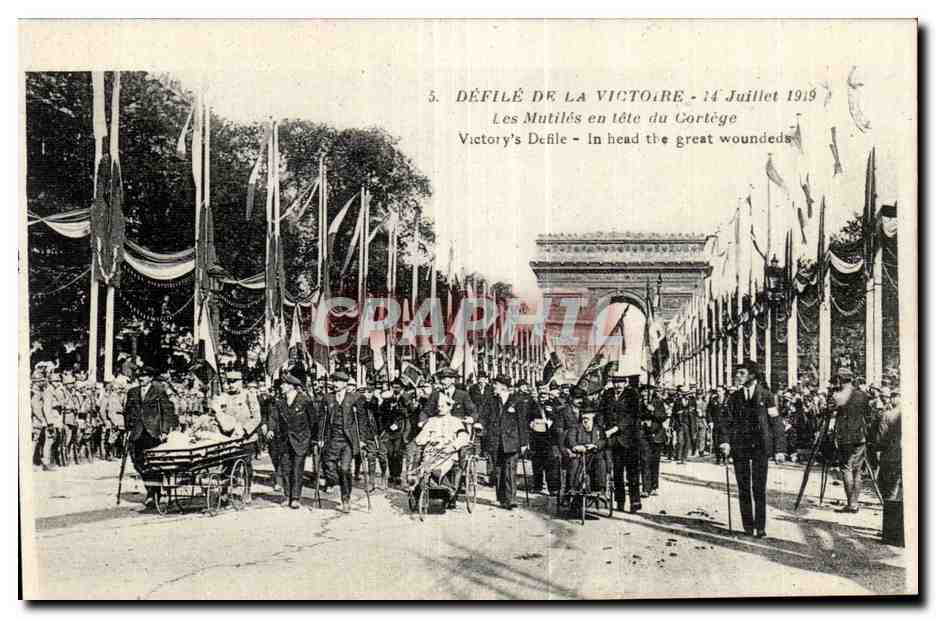 Défilé de la Victoire - 14 Juillet 1919 — Les Mutillés en tête du cortège — CPAPHIL n°5