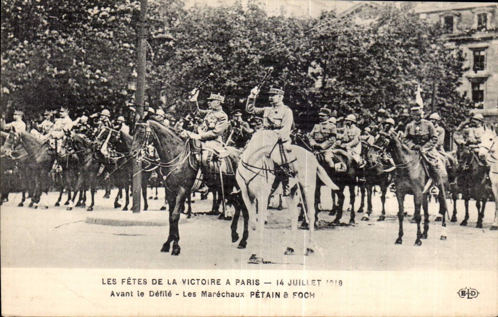 CPA Militaria Fetes de la Victoire 14 juillet 1919 Avant le defile Les marechaux Petain et Foch 