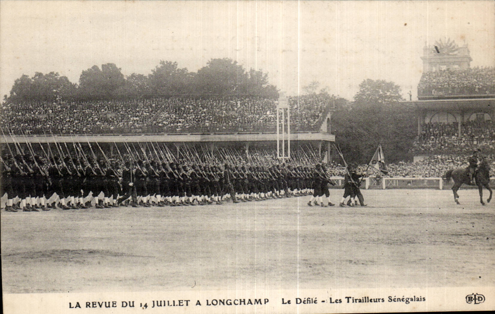 CPA Militaria la revue du 14 juillet a Longchamp Le defile Les tirailleurs senegalais 