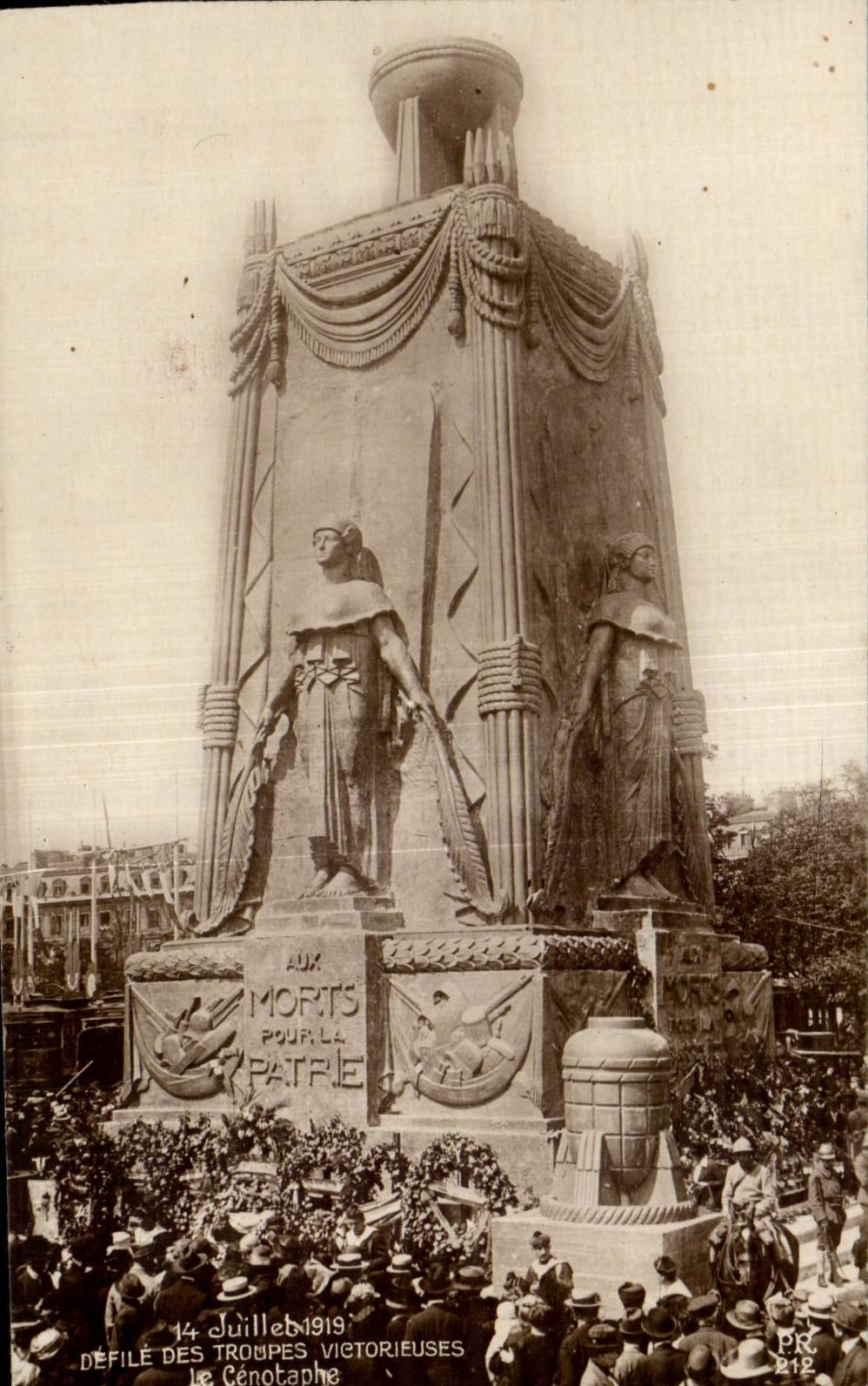 CPA Militaria 14 juillet 1919 Defile des troupes victorieuses Le Cenotaphe