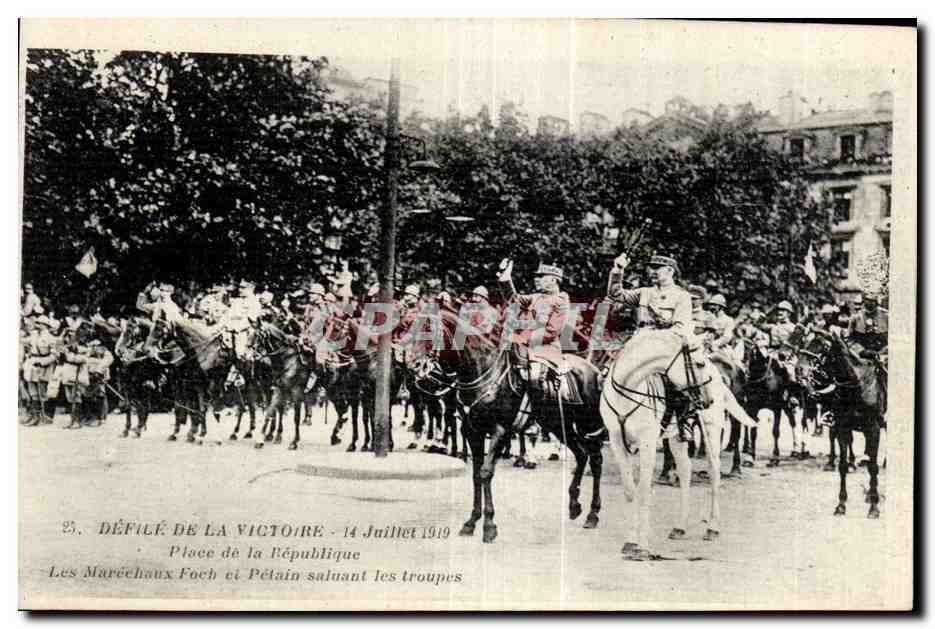 CPA Militaria 14 juillet 1919 Place de la Republique Les marechaux Foch et Petain saluant les troupes 
