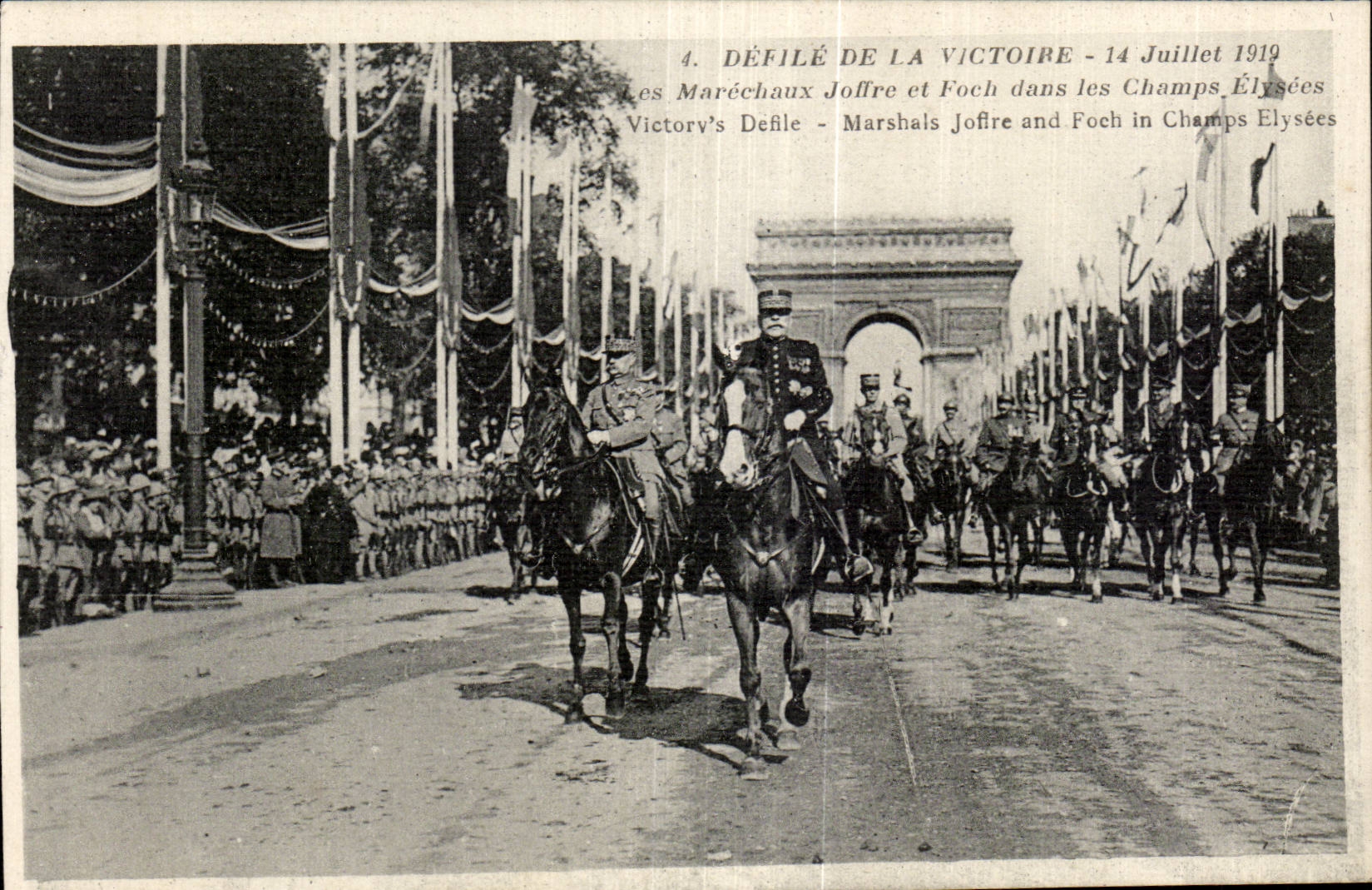 CPA Militaria 14 juillet 1919 Place de la Republique Les marechaux Foch et Petain saluant les troupes 