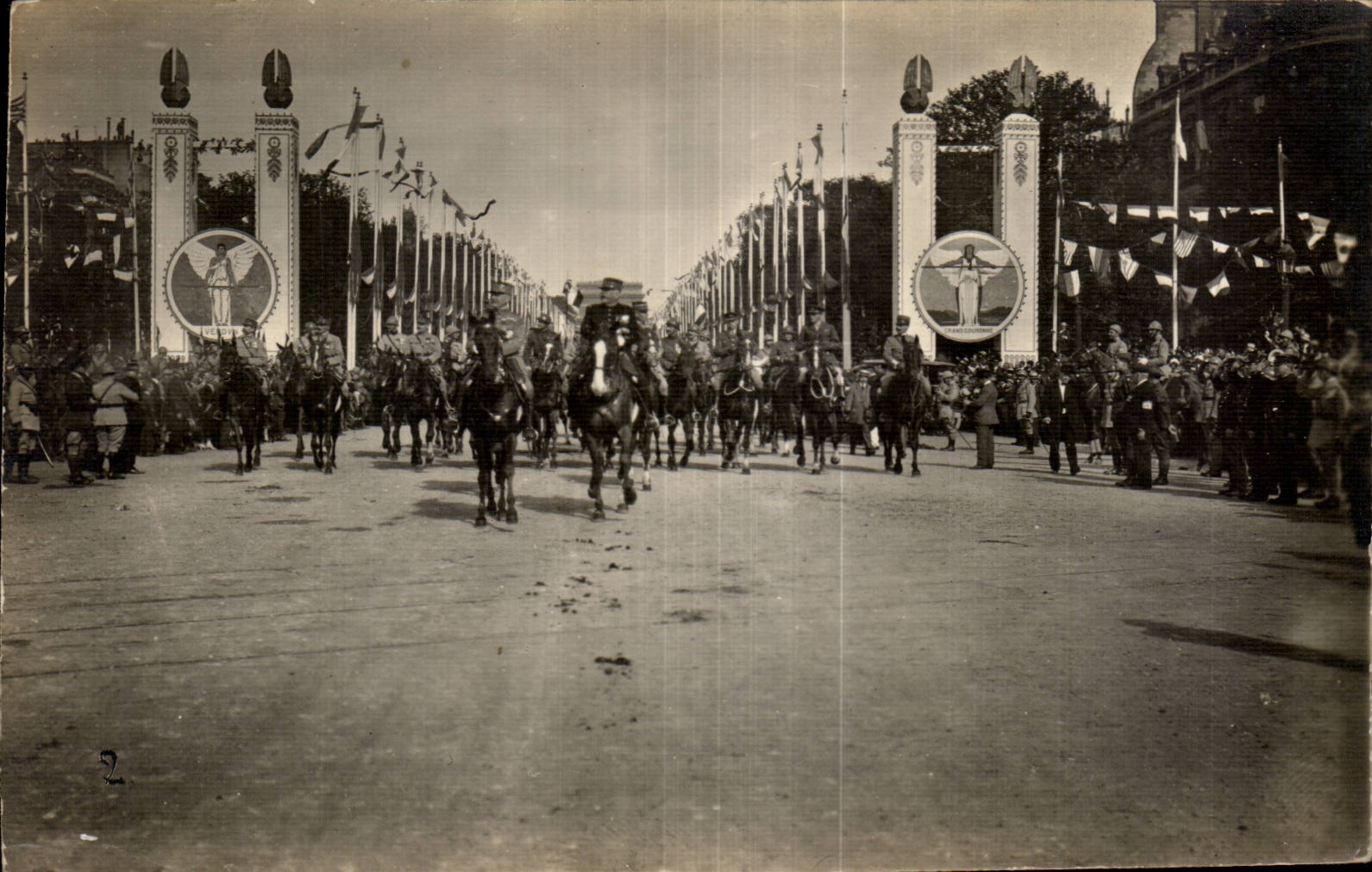 CPA Militaria 14 juillet 1919 Avenue des Champs Elysees