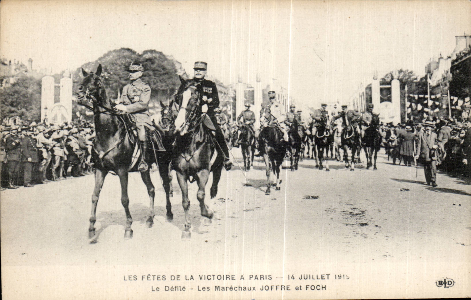 CPA Militaria 14 juillet 1919 Avenue des Champs ElyseesLe defile Marechaux joffre et Foch 