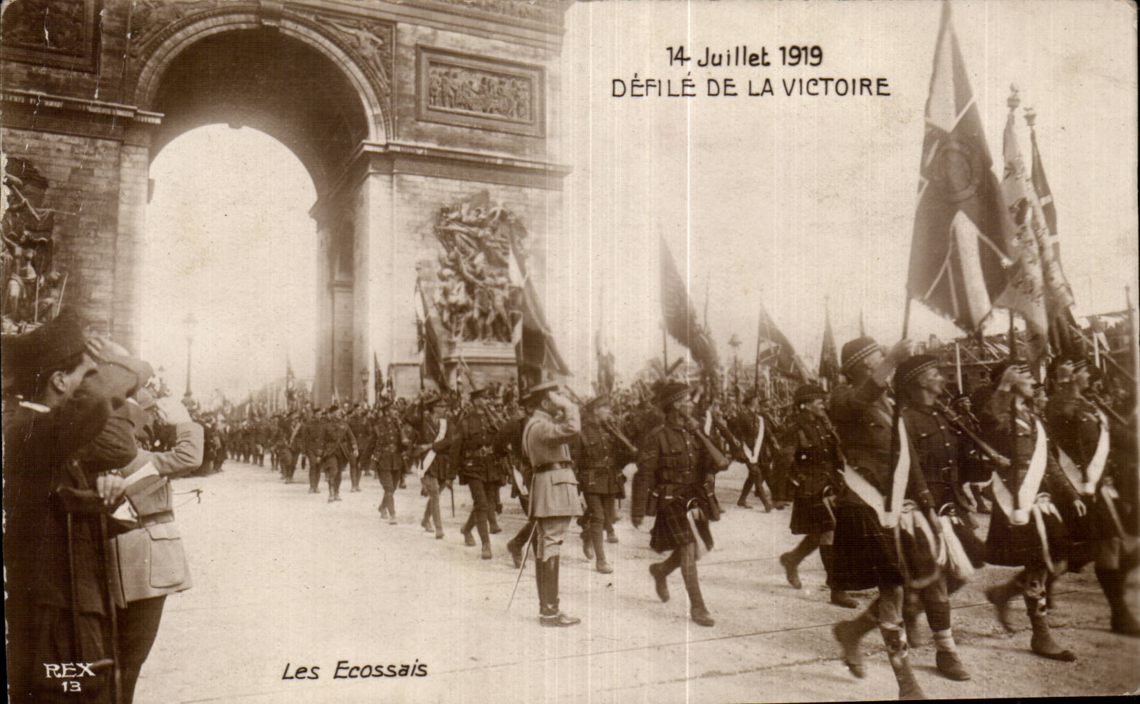 CPA Militaria 14 juillet 1919 Le defile de la victoire Les Ecossais 