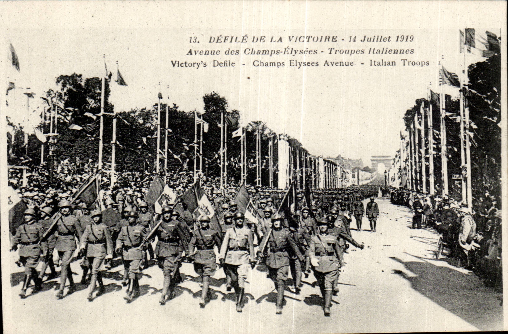 CPA Militaria 14 juillet 1919 Avenue des Champs Elysees Troupes italiennes 