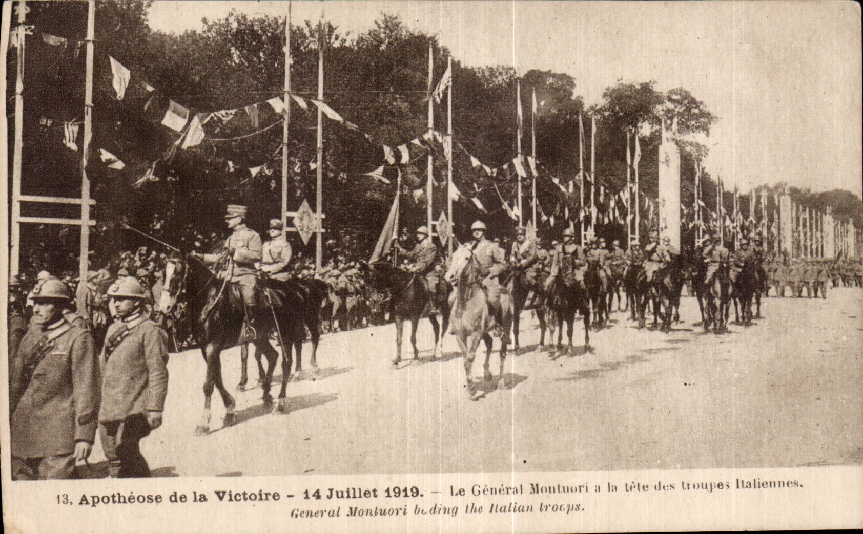 CPA Militaria 14 juillet 1919 Le general Montuori a la tete des troupes italiennes 