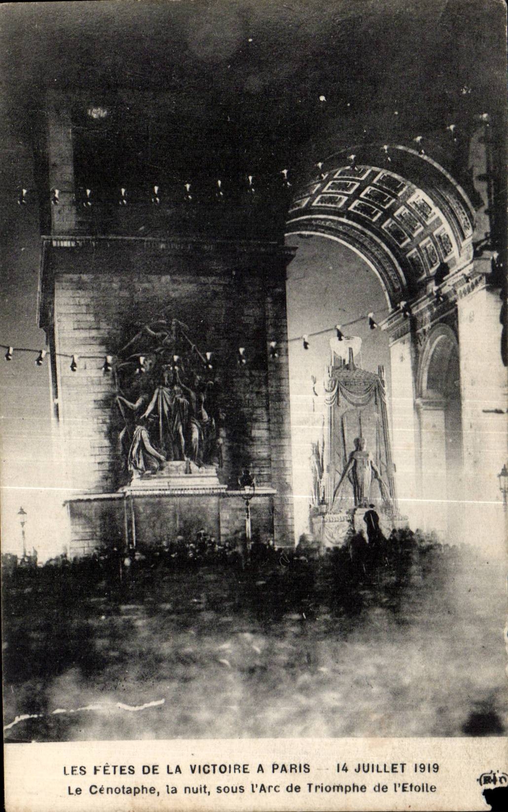 CPA Militaria 14 juillet 1919 Les fetes de la victoire Le Cenotaphe la nuit sous l arc de triomphe de l Etoile