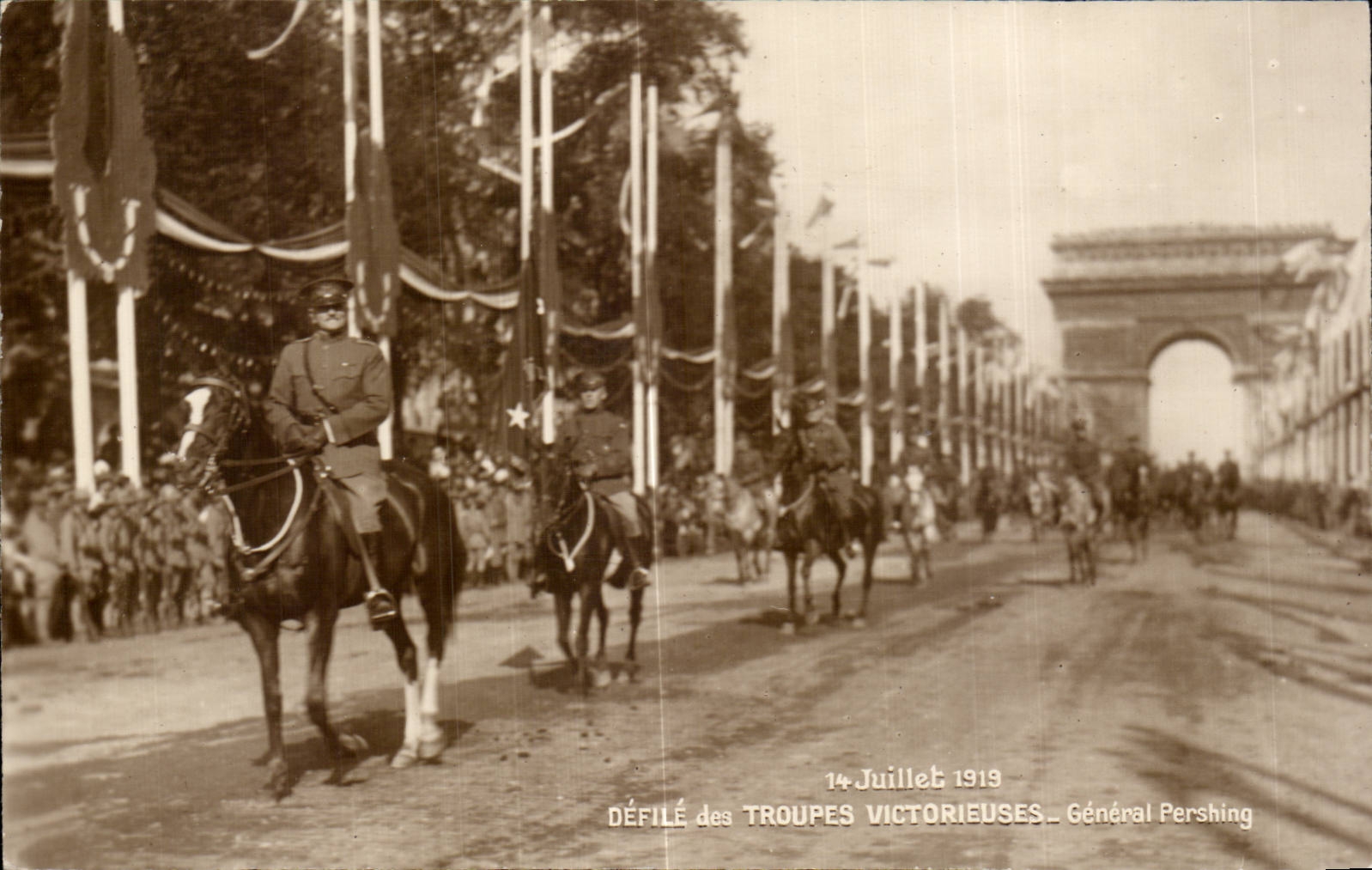 CPA Militaria 14 juillet 1919 Arc de Triomphe Defile des troupes victorieuses General pershing
