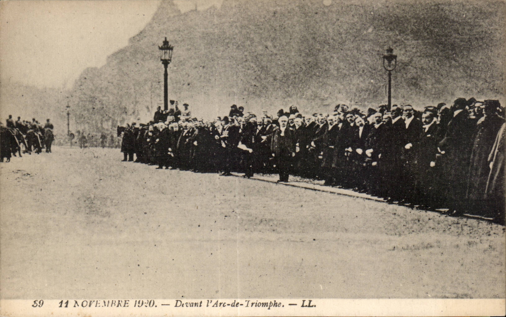 CPA Militaria Paris 11novembre 1920 Devant l Arc de TRiomphe 