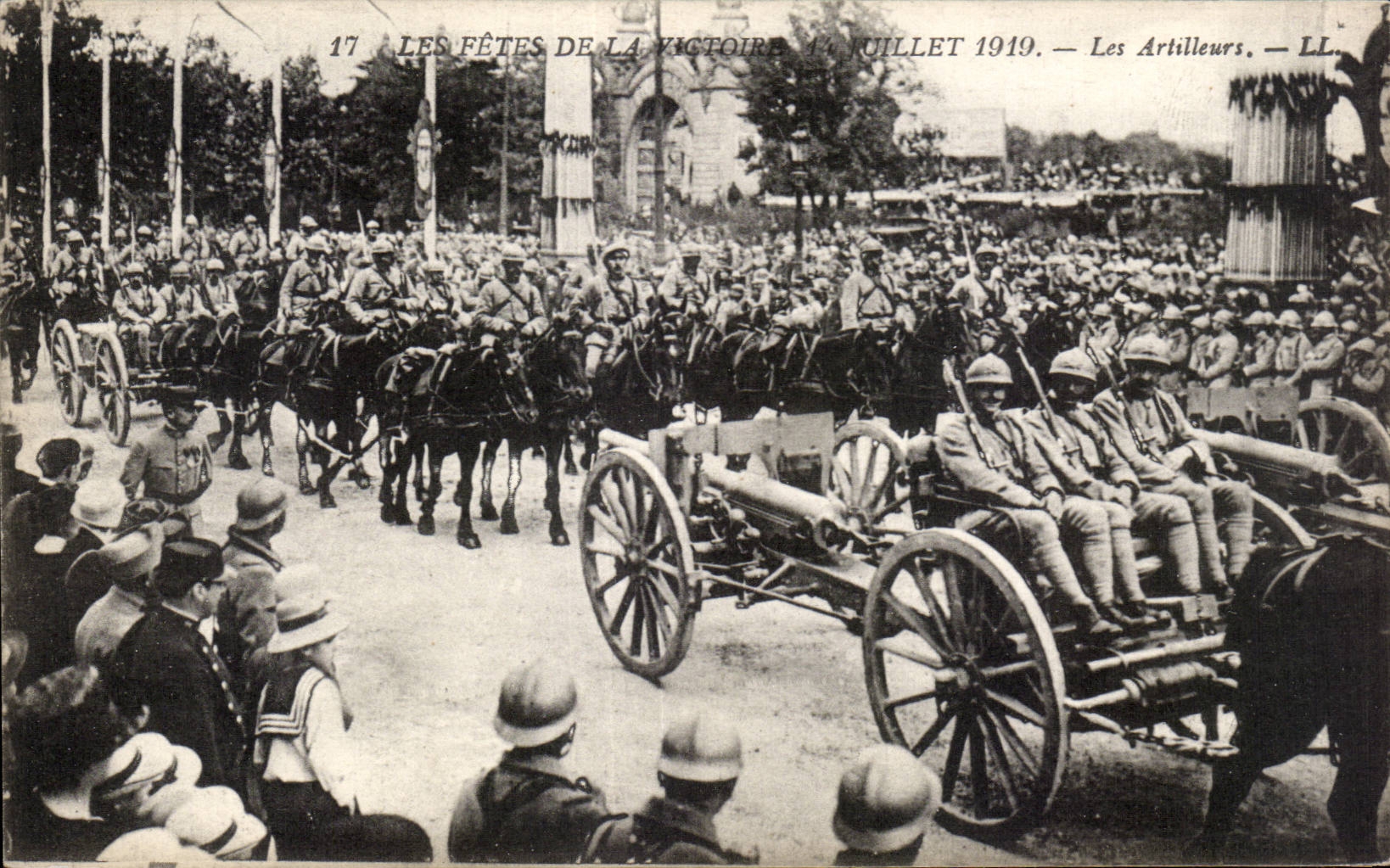 CPA Militaria Paris Les fetes de la victoire 14 juillet 1919 Les artilleurs 