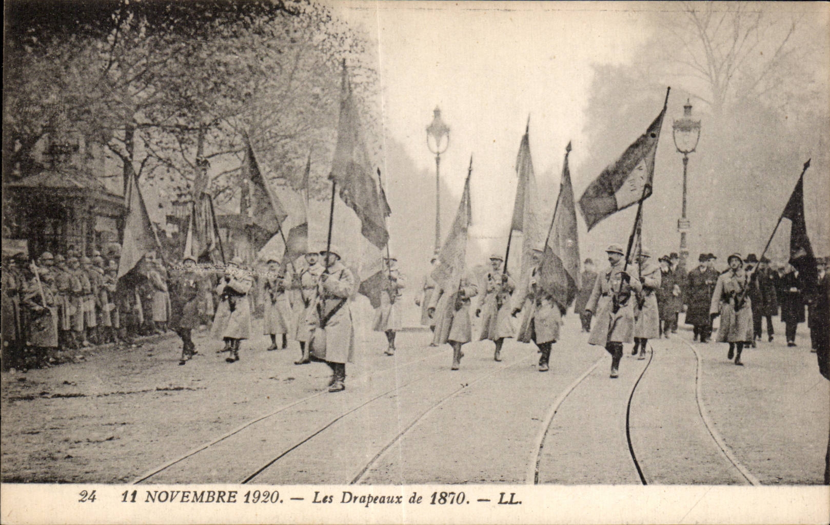 CPA Militaria Paris 11 novembre 1920 Les drapeaux de 1870