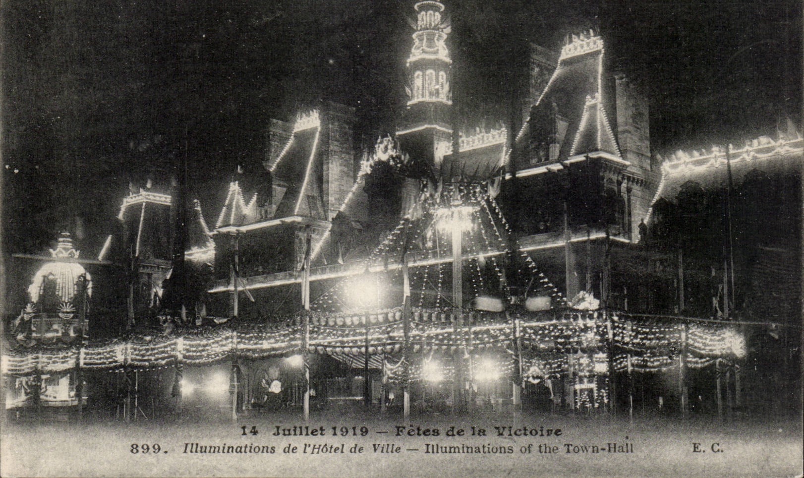 CPA Militaria Paris 14 juillet 1919 Fetes de la Victoire Illuminations de l hotel de ville 