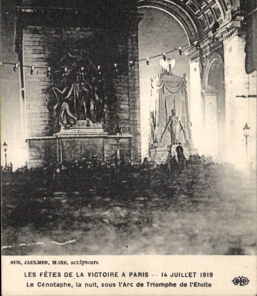 CPA Militaria Paris 14 juillet 1919 Le Cenotaphe La nuit sous l arc de Triomphe 