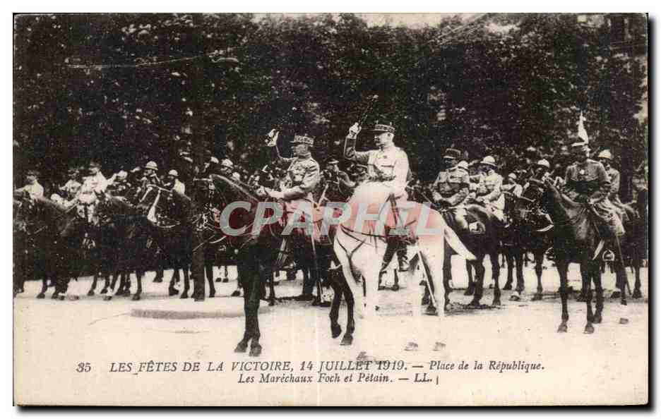 CPA Militaria Paris 14 juillet 1919 Place de la Republique Les Marechaux Foch et Petain 