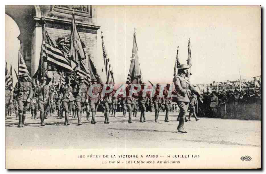 CPA Militaria Fetes de la Victoire 14 juillet 1919 Le defile des etendards americains 