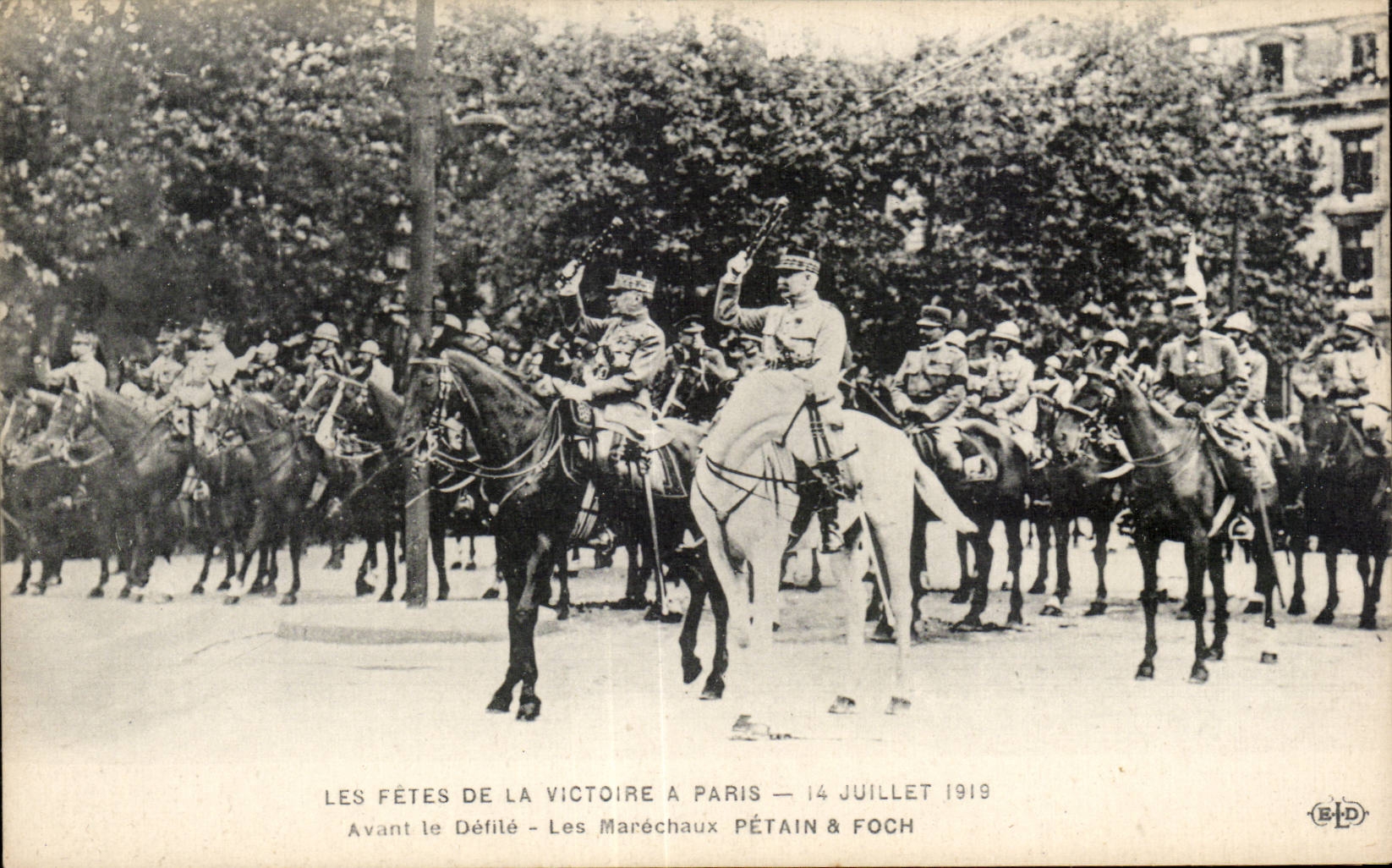 CPA Militaria Fetes de la Victoire 14 juillet 1919 Avant le defile Les marechaux Petain et Foch 