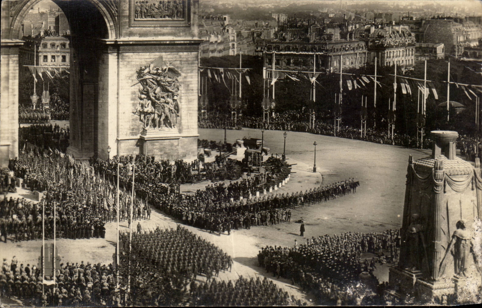 CPA Militaria Fetes de la Victoire 14 juillet 1919 Paris Arc de Triomphe